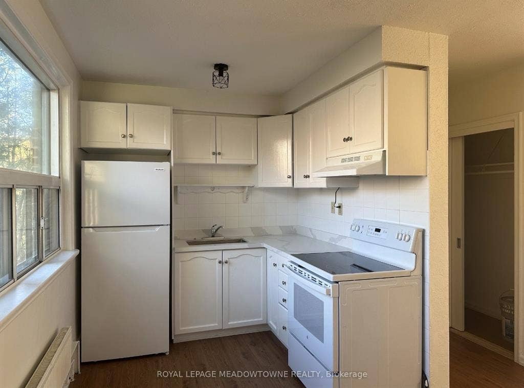 Private Room near Humber Lakeshore