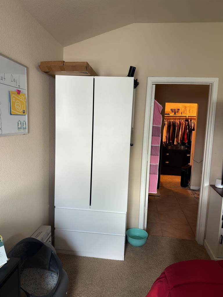 Room 4 rent (6 months stay MINIMUM)