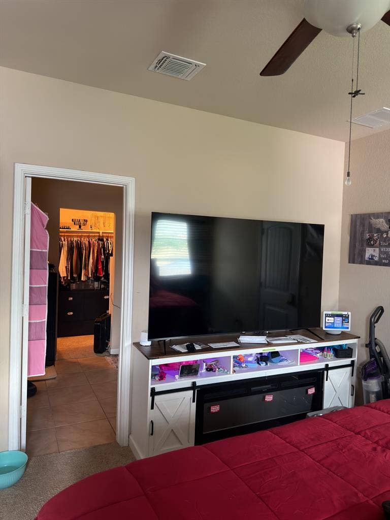 Room 4 rent (6 months stay MINIMUM)