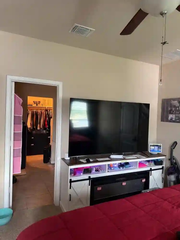 Room 4 rent (6 months stay MINIMUM)