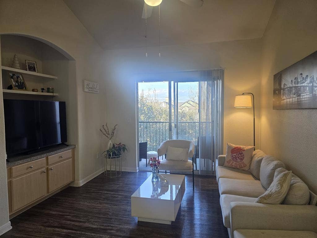 Room Available in South Congress