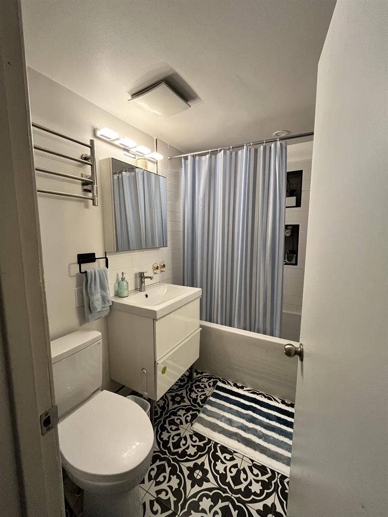 Looking for FEMALE Roommate