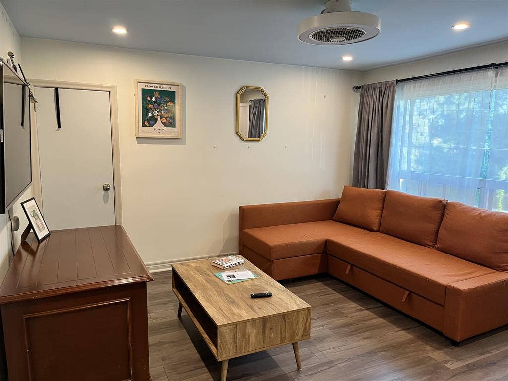 Looking for FEMALE Roommate