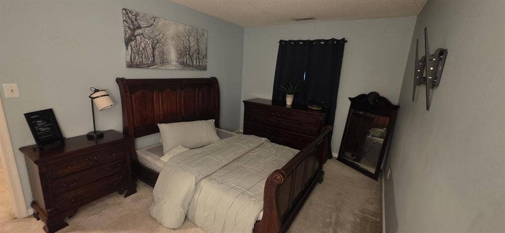 Private upstairs bedroom & bathroom
