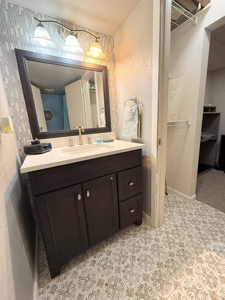 Avail 9/1 Bedroom with Ensuite Bath