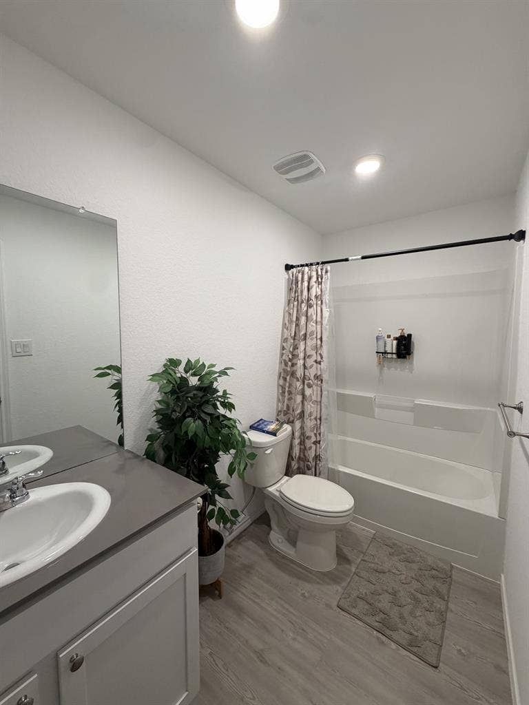 Looking for Roommate in Portland TX