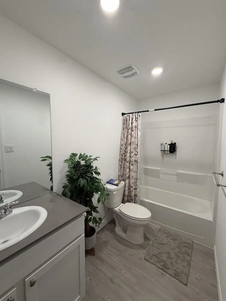 Looking for Roommate in Portland TX