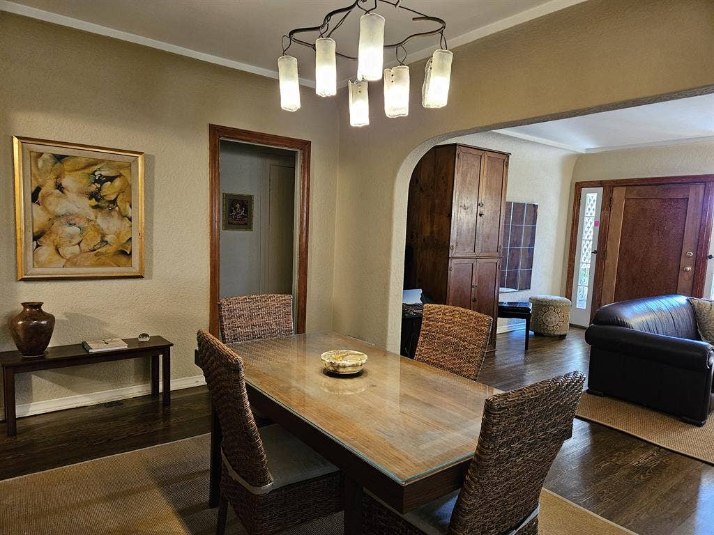 Private Room in Historic Gated Home