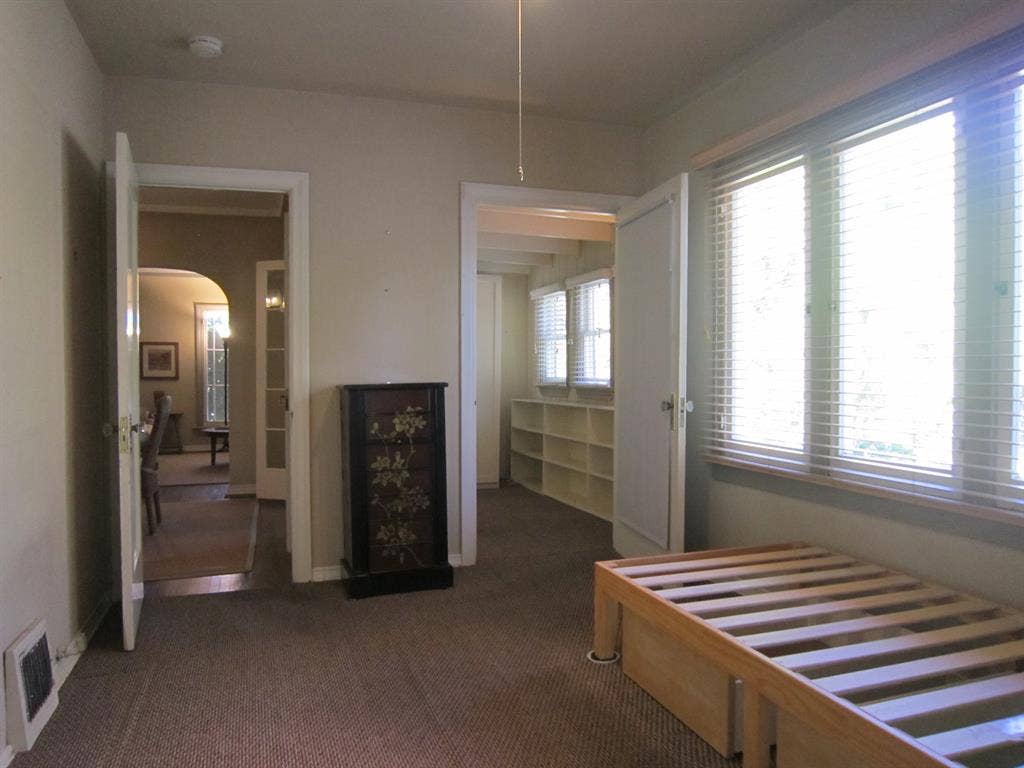 Private Room in Historic Gated Home