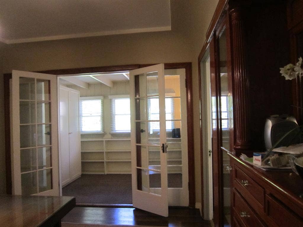 Private Room in Historic Gated Home