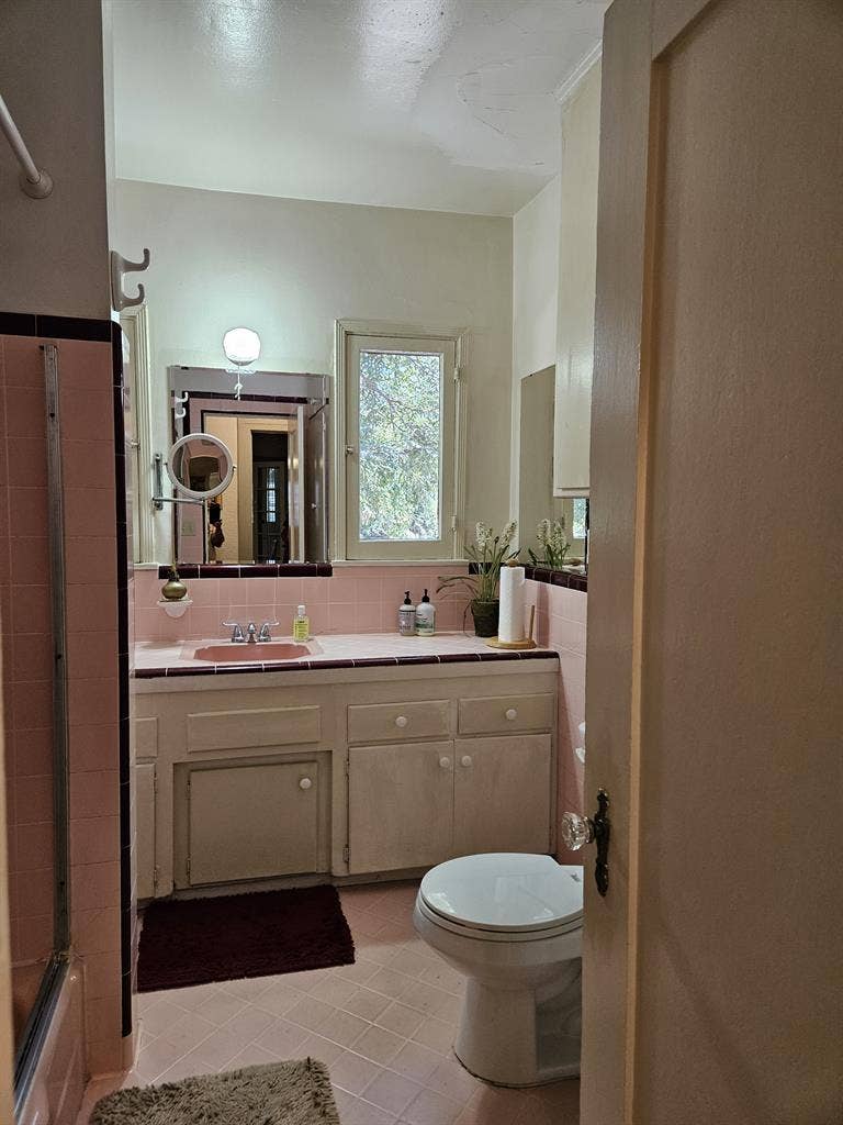 Private Room in Historic Gated Home