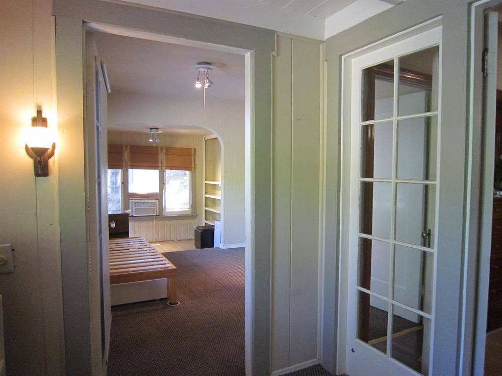 Private Room in Historic Gated Home