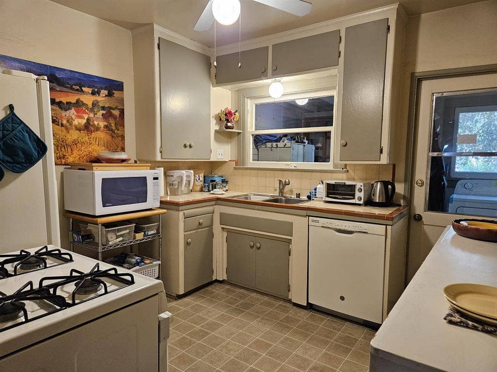 Private Room in Historic Gated Home