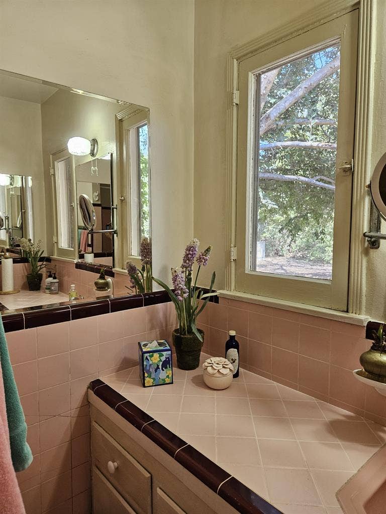 Private Room in Historic Gated Home