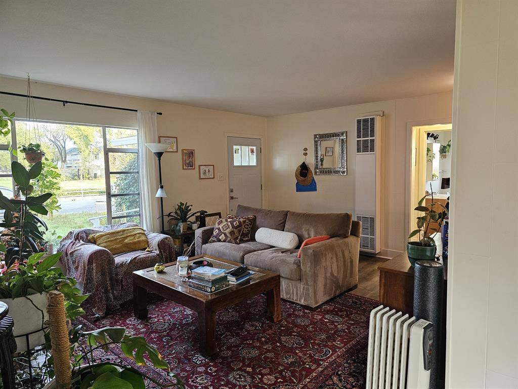 Private Bedroom in a Sunny RWC Home