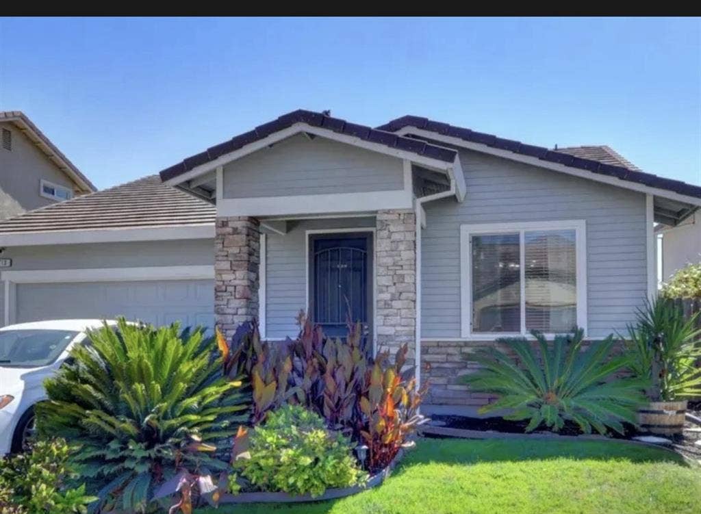 House near Airport, Arden, Downtown