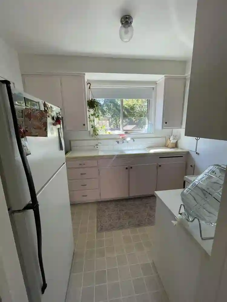 Female roommate in East Sac