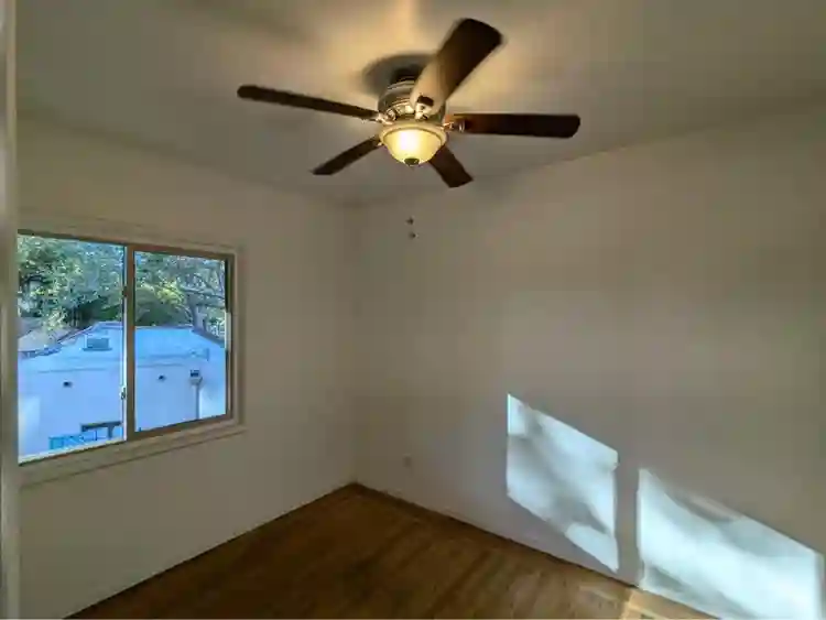 Female roommate in East Sac