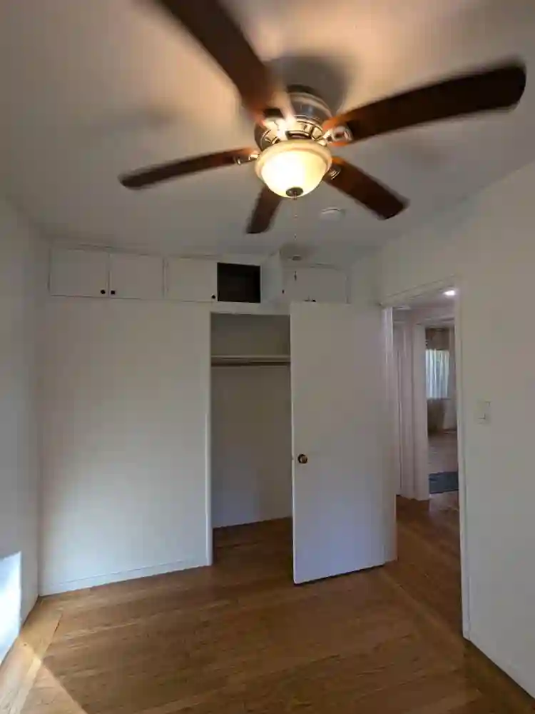 Female roommate in East Sac