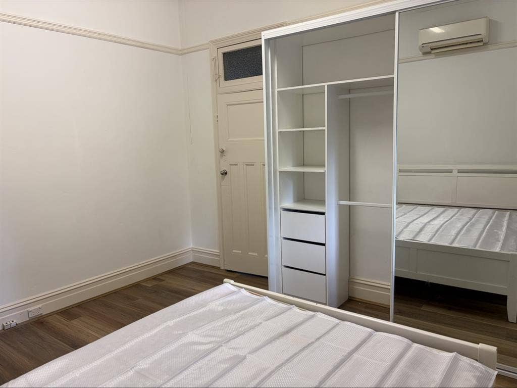 Rooms in large Manor House
