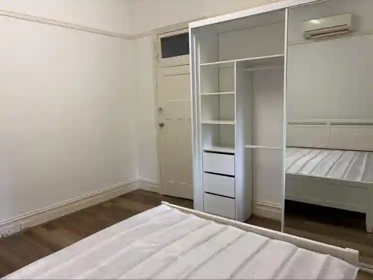 Rooms in large Manor House