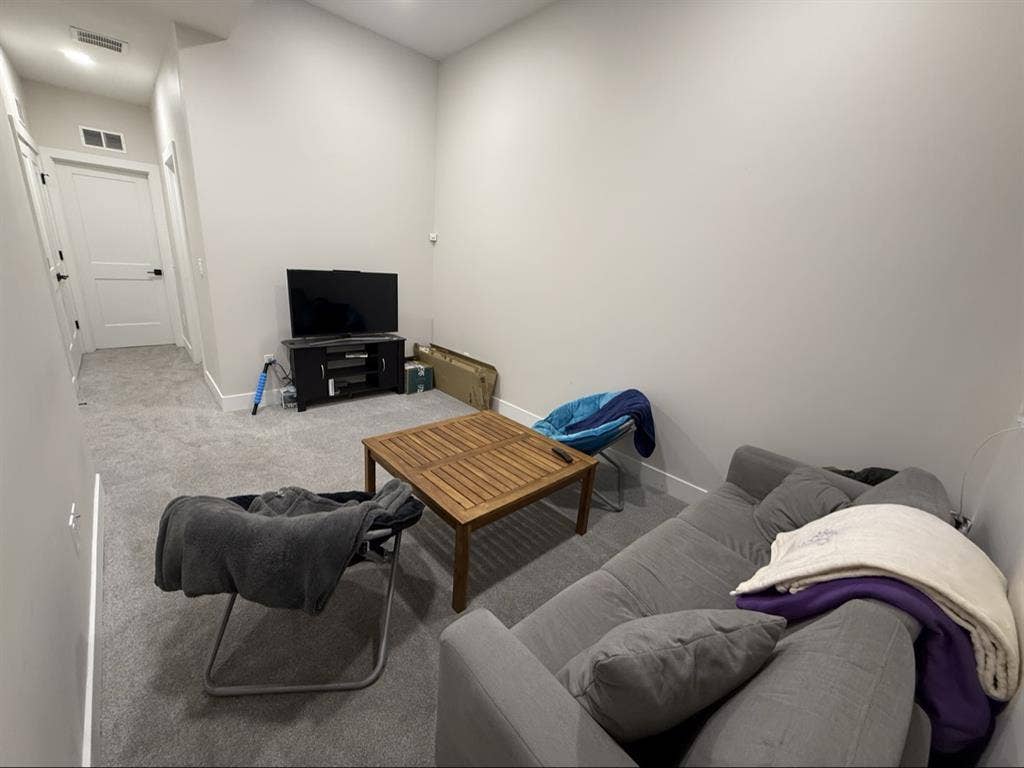 Looking for a female/NB housemate!