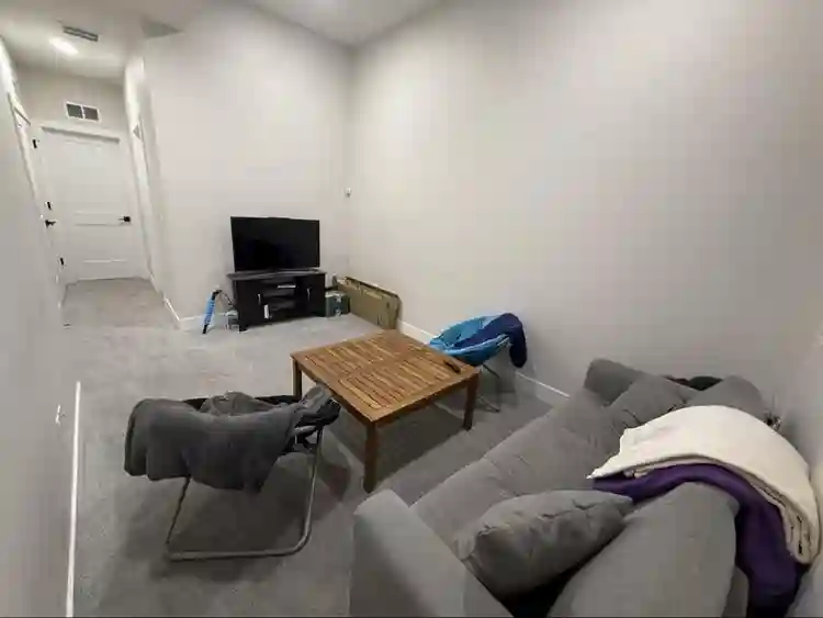 Looking for a female/NB housemate!