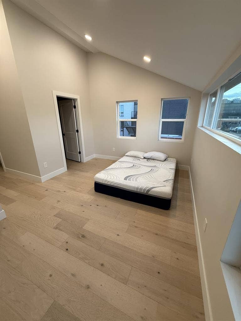 Looking for a female/NB housemate!