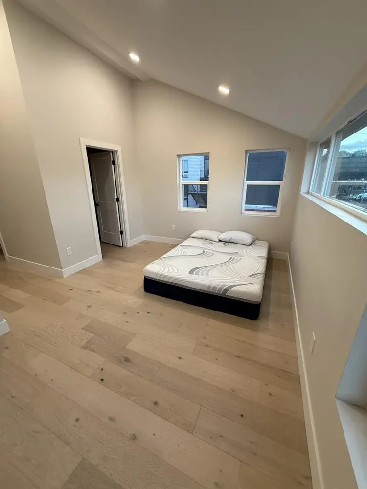 Looking for a female/NB housemate!