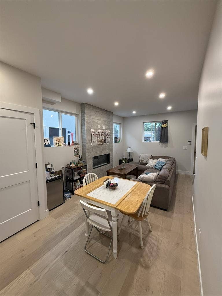 Looking for a female/NB housemate!