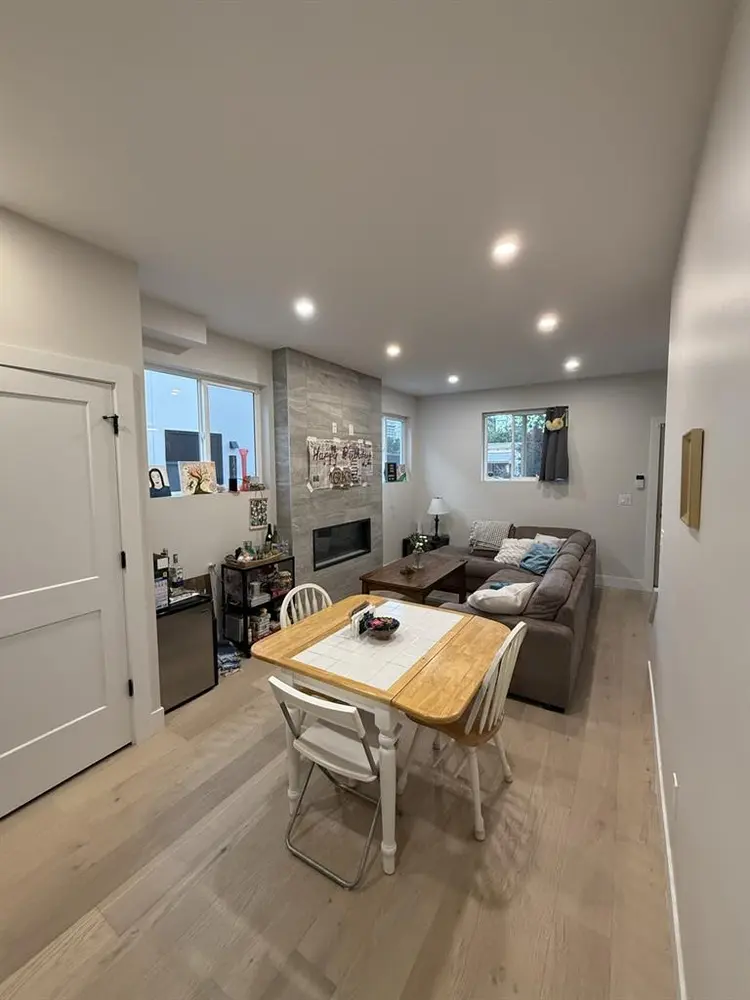 Looking for a female/NB housemate!