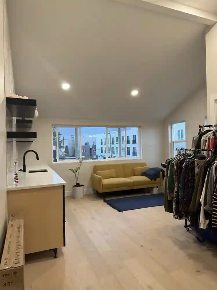 Looking for a female/NB housemate!