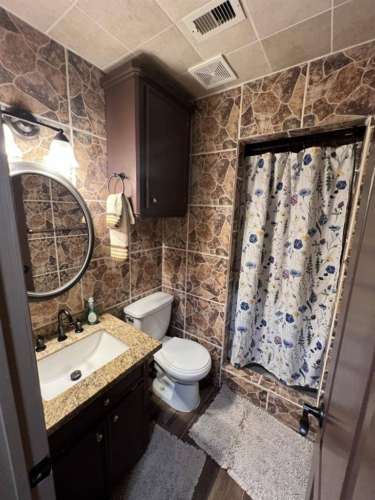 4 bed 2 full bath high speed WiFi