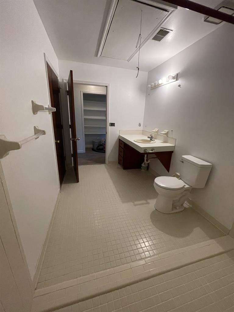 Prvt. Suite - Kitchen Bathroom W/D