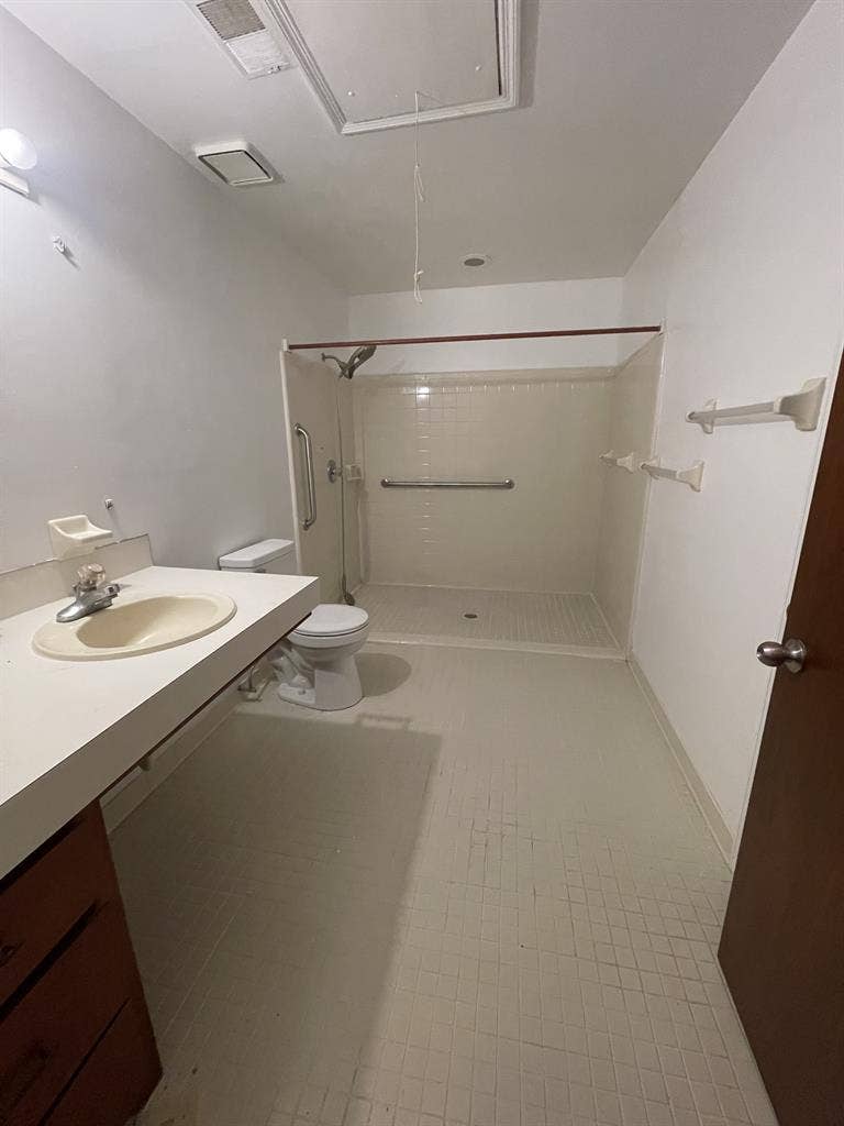 Prvt. Suite - Kitchen Bathroom W/D