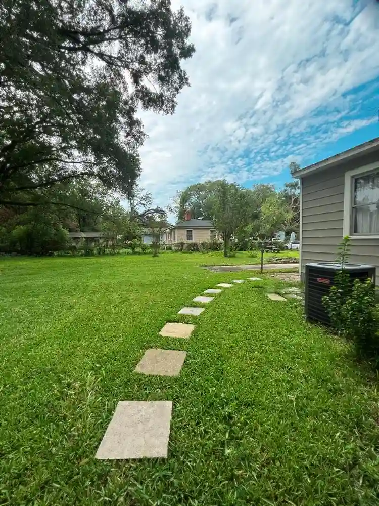 Historic 2 bd | xtra large backyard