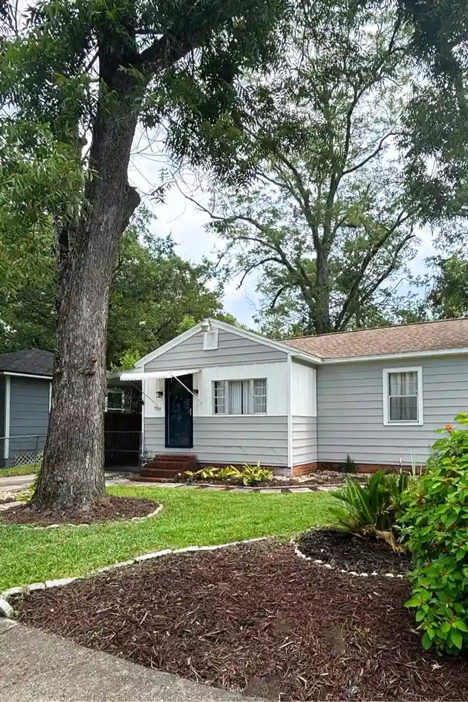 Historic 2 bd | xtra large backyard
