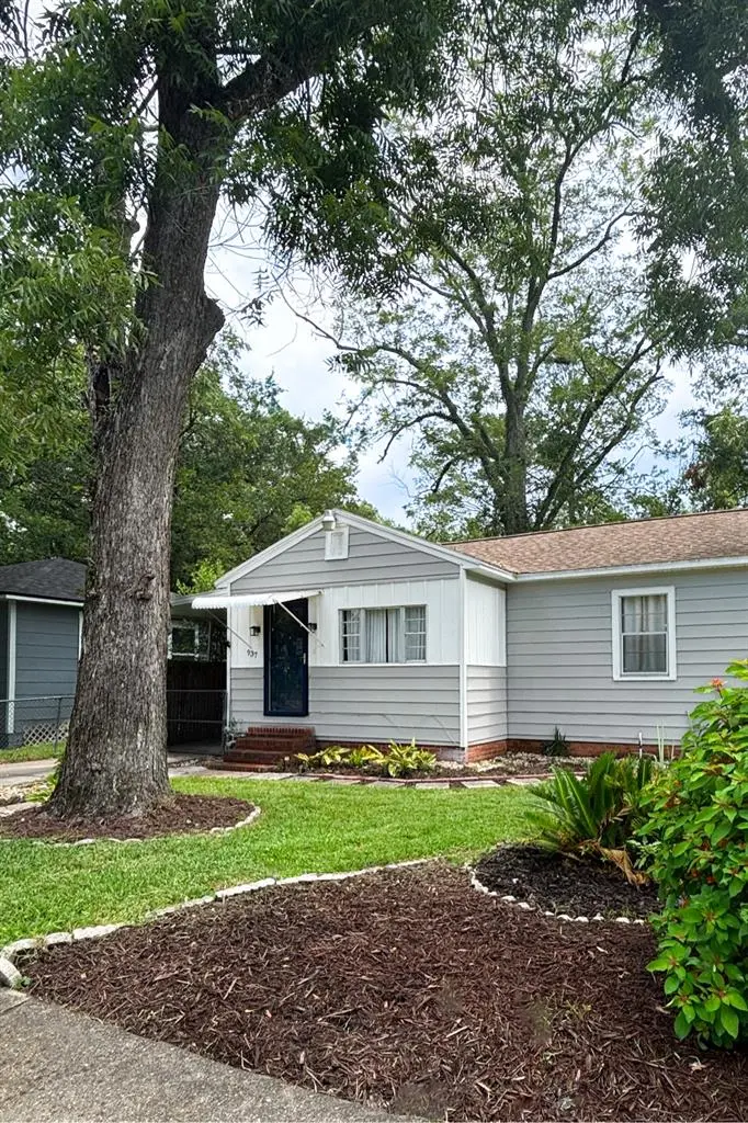 Historic 2 bd | xtra large backyard