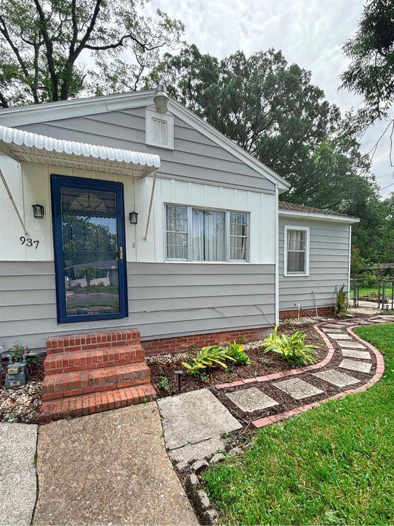 Historic 2 bd | xtra large backyard