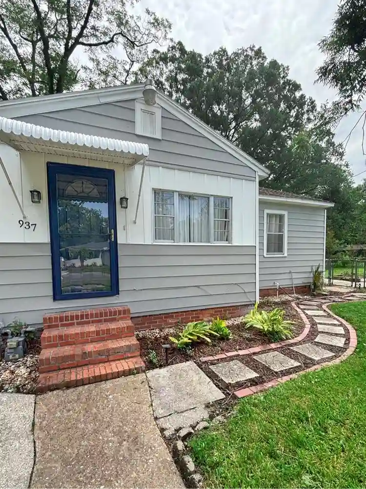 Historic 2 bd | xtra large backyard
