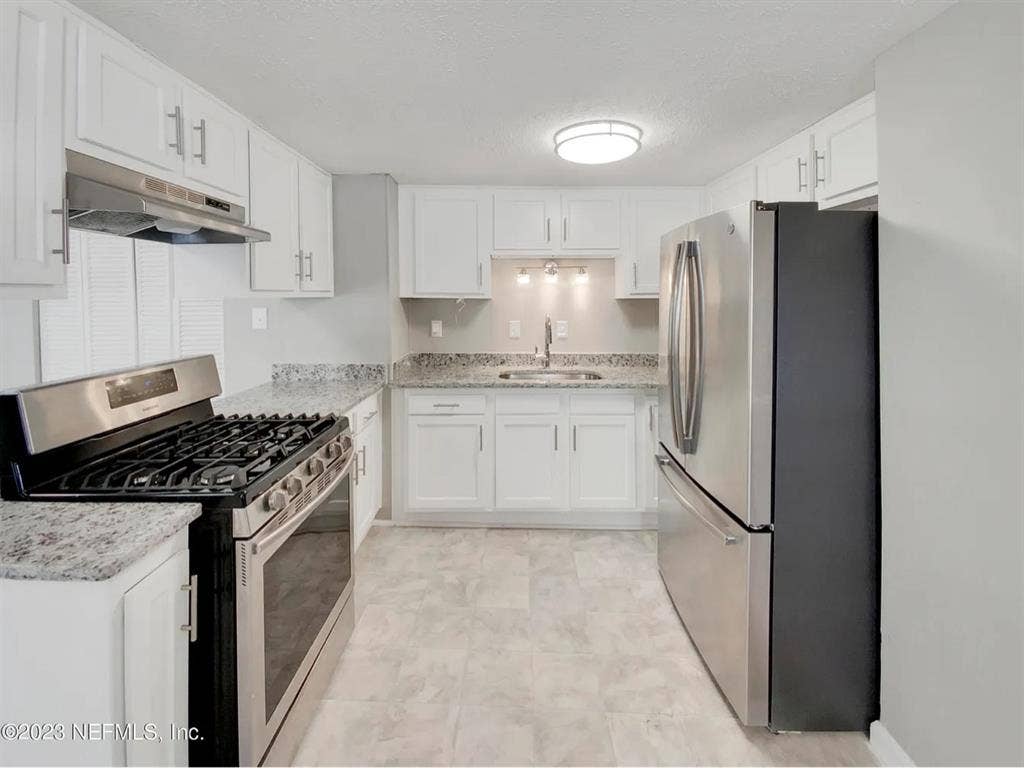 Historic 2 bd | xtra large backyard