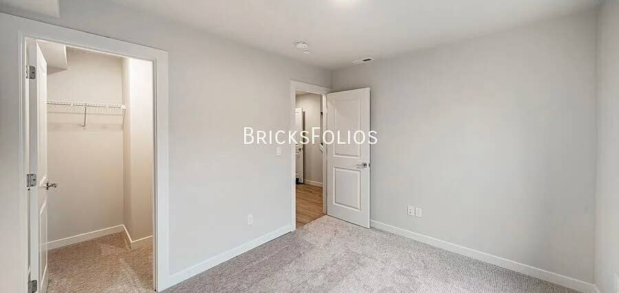 Looking for roomates!!