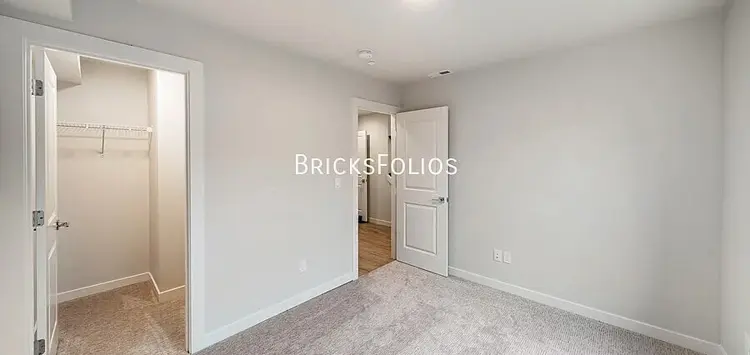 Looking for roomates!!