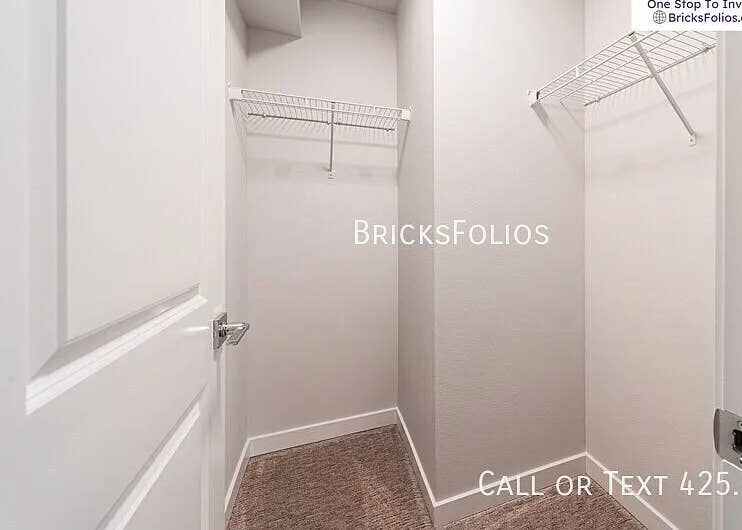 Looking for roomates!!