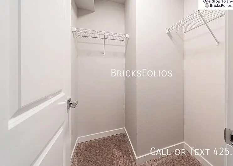 Looking for roomates!!