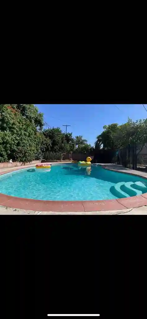 Share a house with Pool $1400