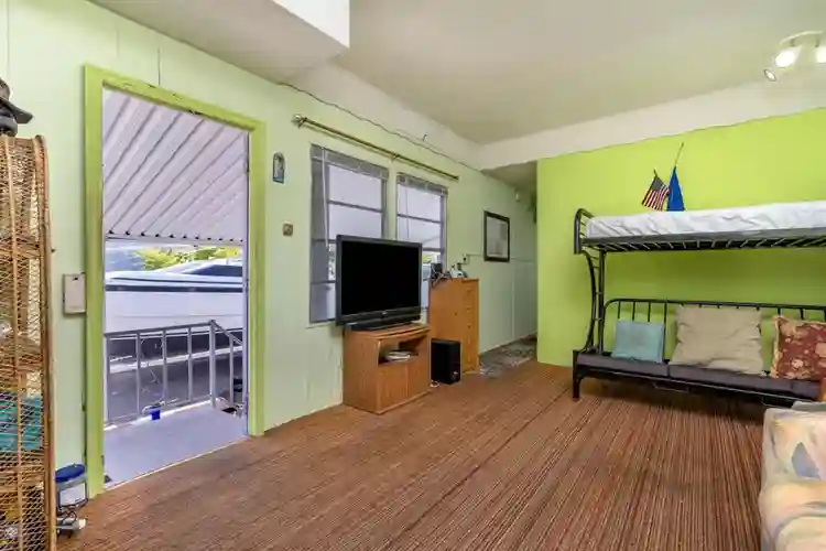 Private entrance, Bathroom& Kitchen