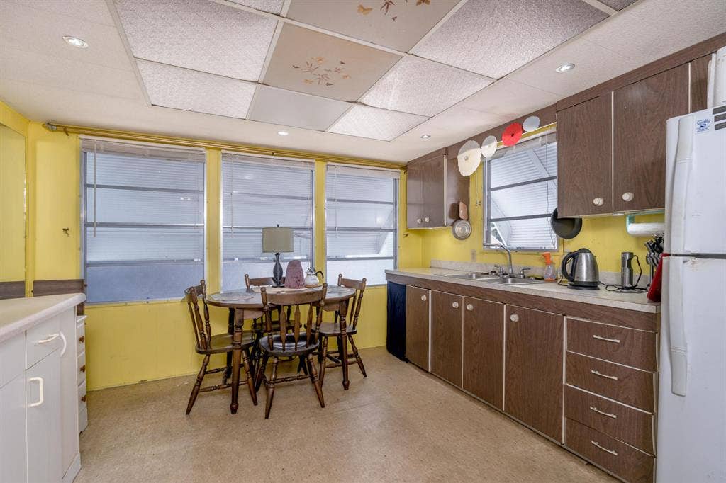 Private entrance, Bathroom& Kitchen