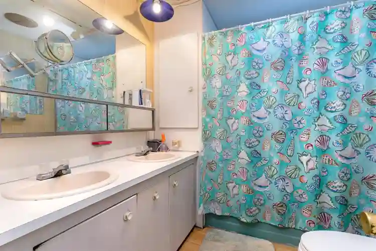 Private entrance, Bathroom& Kitchen