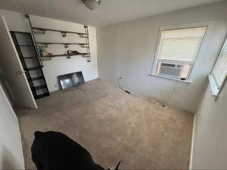 Looking for female roommate